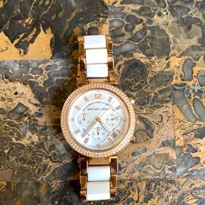 Michael Kors woman’s watch. White and rose gold.
